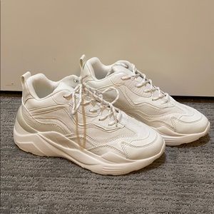 BP white fashion athletic sneakers. BNWT😍